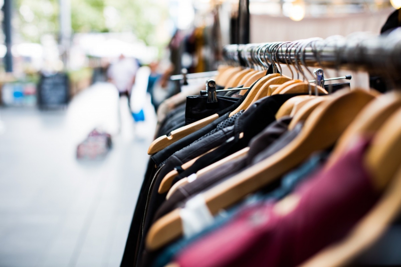 boutique-LA TOUR-min_blur_close_up_focus_hanger_jacket_market_people_rack-1176303